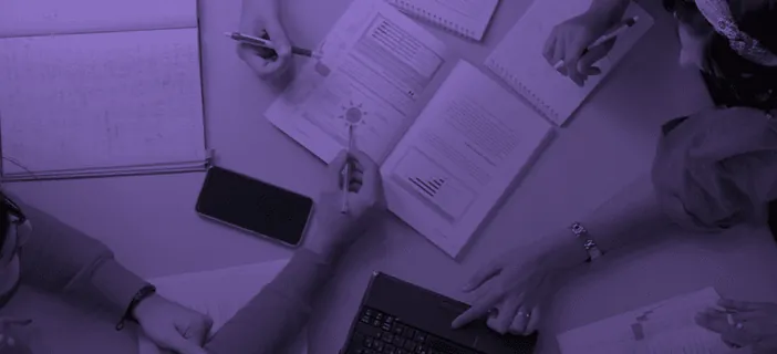 Vue de dessus d’une équipe examinant graphiques et notes autour d’une table