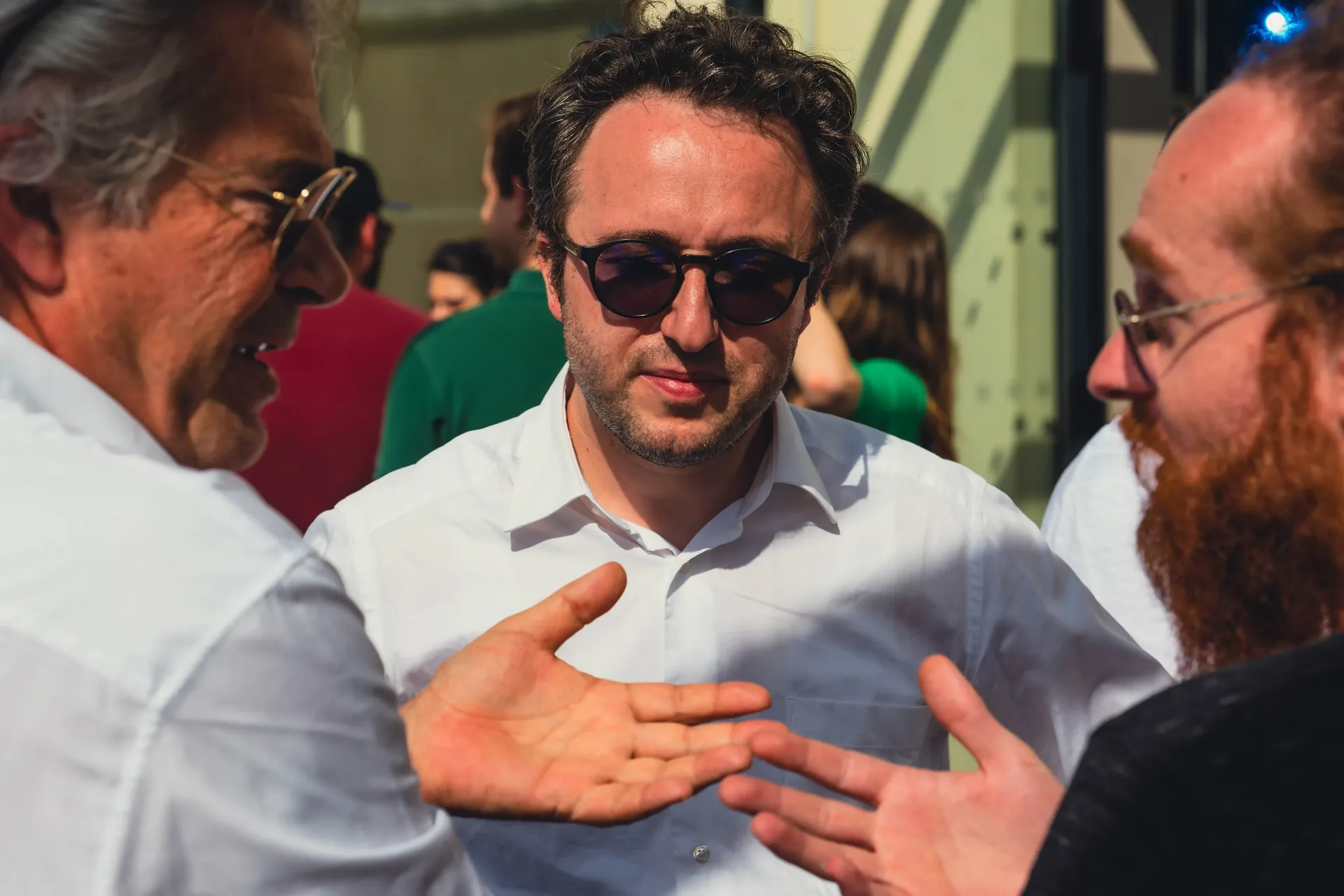 L’équipe NeoPhi en conversation avec un Frédéric Bouté lors d’un événement en plein air