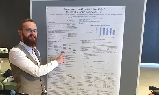Pierre Holat présentant un poster sur la reconnaissance des symptômes de maladies rares